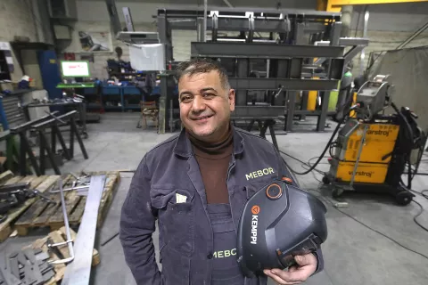 Goranče Mirčev v selškem Meborju dela že šestnajst let. / Foto: Gorazd Kavčič / Foto: 