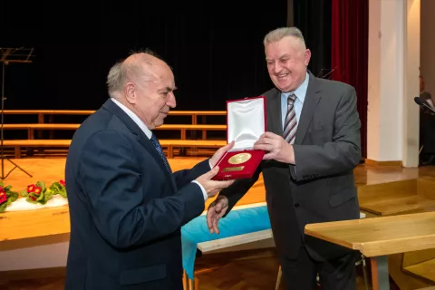 Predsednik ZDUS Janez Sušnik je predsedniku DU Šenčur Cirilu Sitarju izročil veliko plaketo. / Foto: Primož Pičulin / Foto: 