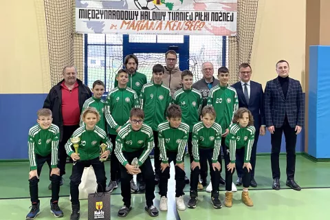 Mladi nogometaši z nakelsko delegacijo in gostitelji / Foto: 