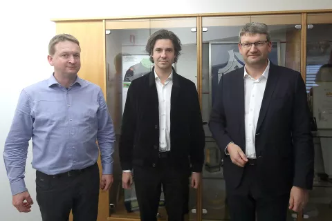 Župan Železnikov Marko Gasser, minister Luka Mesec in predsednik uprave Domel Holdinga Matjaž Čemažar / Foto: Gorazd Kavčič / Foto: 