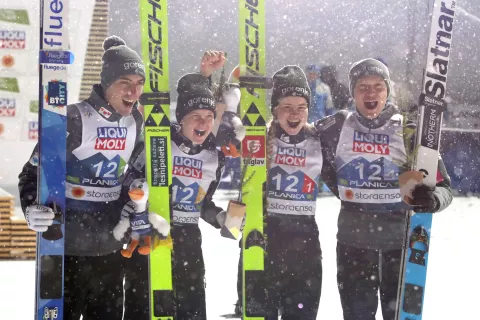 Timi Zajc, Ema Klinec, Nika Križnar in Anže Lanišek so Sloveniji priskakali prvo medaljo na domačem svetovnem prvenstvu. / Foto: Gorazd Kavčič / Foto: 
