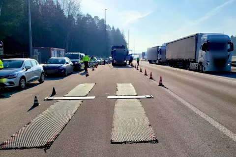 Nadzor gorenjskih policistov nad vozniki in tehnično brezhibnostjo tovornih vozil in avtobusov / Foto: arhiv PU Kranj / Foto: 