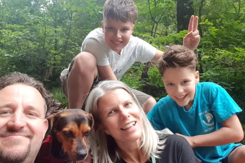 Helena Fortuna Jelenc z možem Miho Jelencem, sinovoma Davidom in Erikom ter psičkom Cashem / Foto: osebni arhiv Helene Fortuna Jelenc / Foto: 