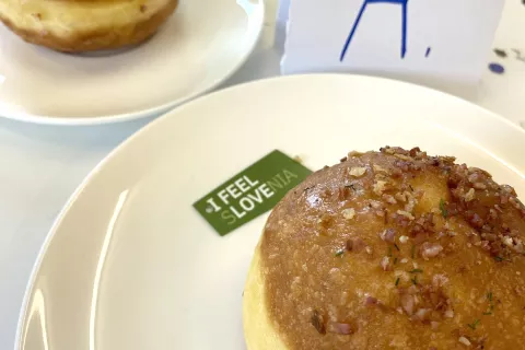 V kategoriji inovativnih krofov je drugo mesto osvojil krof s holandsko omako in slanino iz Jasna Chalet Resorta Kranjska Gora. / Foto: osebni arhiv / Foto: 