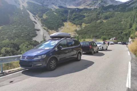 Vozila so bila parkirana kar ob cesti, policisti voznike pozivajo k odgovornosti. / Foto: Pu Kranj