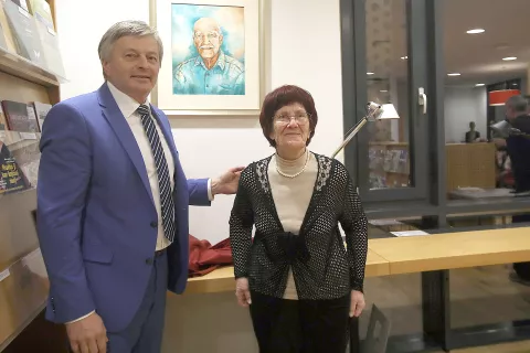 Župan Ciril Globočnik in Angelca Ankerst sta skupaj odkrila portret Franca Ankersta, ki odslej bogati galerijo Čitalnica v radovljiški knjižnici. / Foto: Gorazd Kavčič / Foto: 