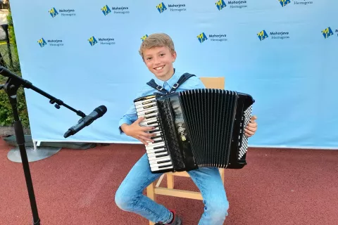 Učenci slovenske glasbene šole na Koroškem pobirajo na tekmovanjih mladih glasbenikov številna priznanja. Med njimi je tudi Jurij Filipič iz Breznice v Rožu, ki je lani zmagal tudi na avstrijskem zveznem tekmovanju. Njegov učitelj je Izidor Kukovnik iz Velenja. S svojim igranjem je navdušil tudi na lanskem praznovanju Mohorjeve družbe v Celovcu, od koder je posnetek. / Foto: Jože Košnjek / Foto: 