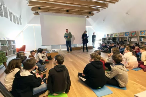 Prešernove in druge pesmi so interpretirali učenci Podružnične šole Srednja vas, knjižničarka, zaposleni v TNP, tudi direktor Tit Potočnik, direktor Turizma Bohinj Klemen Langus in predsednik sveta Krajevne skupnosti Stara Fužina - Studor Bojan Traven. / Foto: TNP / Foto: 