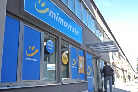 Na prevzemnem mestu spletnega trgovca Mimovrste v Kranju bo mogoče naročeno blago prevzemati le še ta mesec. / Foto: Gorazd Kavčič / Foto: 