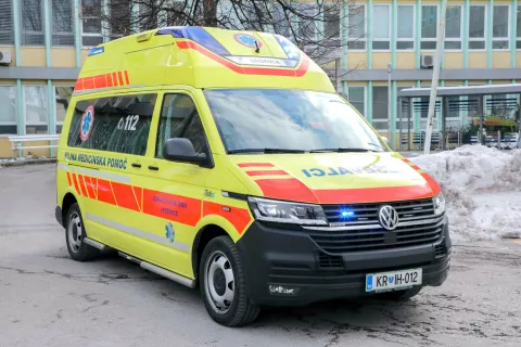 Nujno reševalno vozilo z Jesenic na poti do Zdravstvene postaje v Kranjski Gori / Foto: Tina Dokl / Foto: 