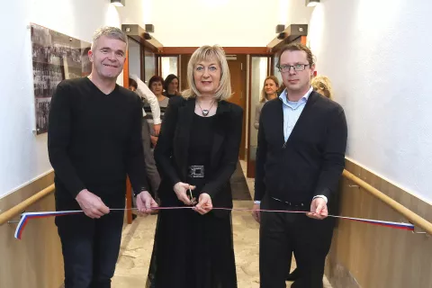 Minuli petek so uradno odprli Hišo generacij. Trak ob odprtju so prerezali (od leve proti desni) Milan Čadež, Silva Košnjek in Luka Omladič. / Foto: Gorazd Kavčič / Foto: 