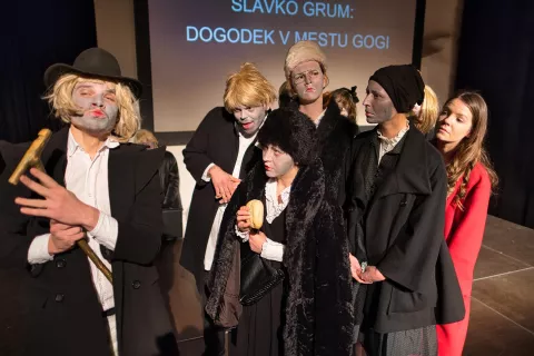 Predstavo odlikujejo izjemne igralske kreacije ansambla Gledališkega studia Dramatikon. / Foto: J&l Frelih / Foto: 