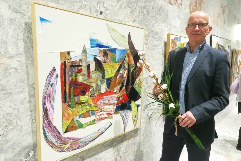 Marjan Prevodnik ob kolažu Vode ne proda(ja)mo! / Foto: Igor Kavčič / Foto: 