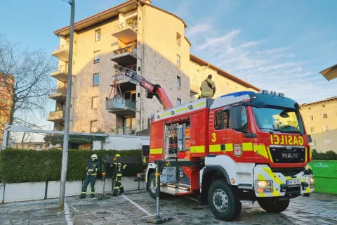 Gasilci so na koncu še izpraznili pogorelo stanovanje. / Foto: Simon Šubic / Foto: 