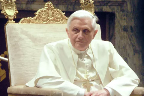 Potret iz leta 2006 in grb papeža Benedikta XVI. V grbu sta stara freisinška atributa: zamorc s krono in freisinški medved. / Foto: Gorazd Kavčič in Wikipedija / Foto: 