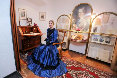 Josipina Urbančič Turnograjska, ki jo v kostumski preobleki sicer predstavlja Mira Delavec Touhami, v prenovljeni spominski sobi na gradu Turn / Foto: Tina Dokl / Foto: 