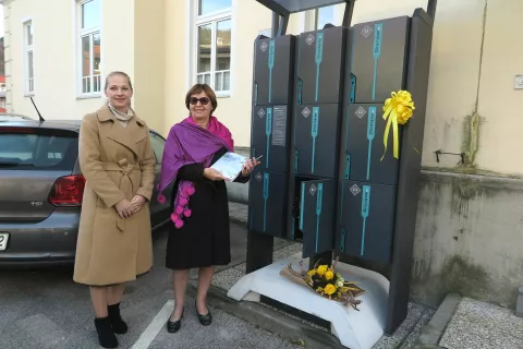 Marinka Kenk - Tomazin in Metka Gaberc ob uradnem odprtju paketnikov za stavbo na Balosu 4 v Tržiču, kjer domuje tržiška knjižnica. / Foto: 