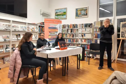 Jurij Marussig je svoj prvi roman sredi decembra predstavil v Knjižnici Medvode. Posamične odlomke sta prebirali sestri Sara in Kaja Bukovšak. / Foto: arhiv Knjižnice Medvode / Foto: 