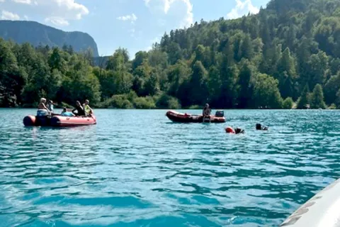 Blejska podvodna reševalna postaja sodeluje tudi pri reševanju ljudi in iskanju pogrešanih oseb. Pri eni takih iskalno-reševalnih akcij (na fotografiji) so bili prisotni julija lani, ko je med plavanjem v Blejskem jezeru izginil tuji državljan. / Foto: arhiv Mete Zupančič / Foto: 