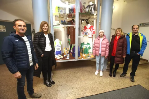 Odprtja razstave so se udeležili tudi nekateri športniki, ki so podarili predmete: Roman Kejžar, Tatjana Polajnar, Nika Prevc, Metka Munih Habjan in Jure Rejec. / Foto: Gorazd Kavčič / Foto: 