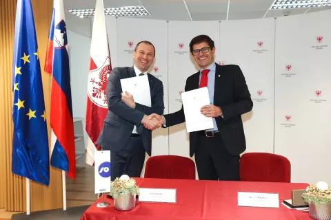 Pogodbo za vzpostavitev mestne kartice sta podpisala predsednik uprave NLB Blaž Brodnjak in kranjski župan Matjaž Rakovec. / Foto: Saša Despot/Mediaspeed / Foto: 