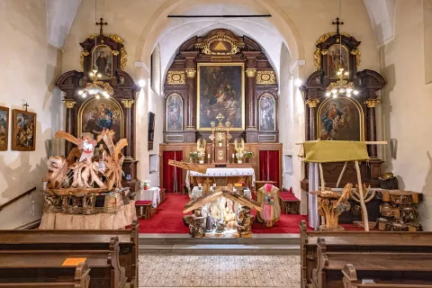 Jaslice v kapucinski cerkvi v Škofji Loki so prava umetniška instalacija. / Foto: Peter Košenina / Foto: 