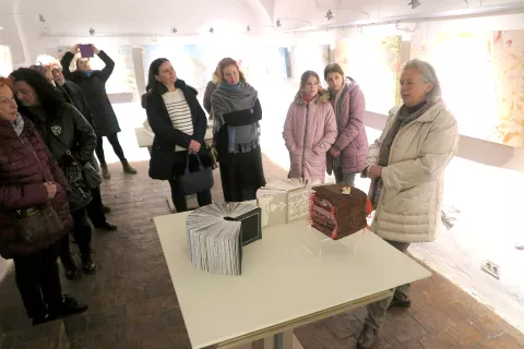 Obiskovalce je po razstavi vodila umetnica Andrejka Čufer (na desni). / Foto: Igor Kavčič / Foto: 