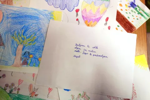 Risbe so opremili tudi s prijateljskimi mislimi. / Foto: arhiv šole / Foto: 