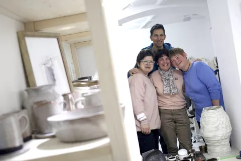 Teja, Petra in Barbara z mentorjem Matjažem v Biserni hiši / Foto: Gorazd Kavčič / Foto: 