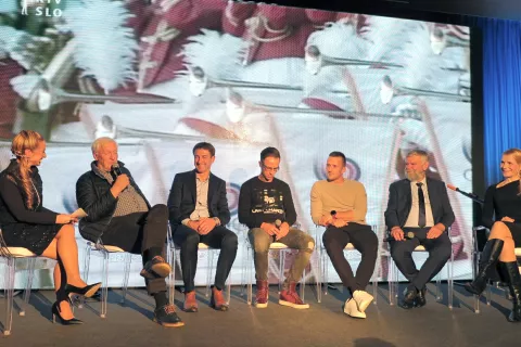 Novinarka Antonija Ražen se je na odru pogovarjala s trenerjem Milošem Janšo, veslači Iztokom Čopom, Rajkom Hrvatom in Jako Časom, zbornik pa sta predstavila Peter Fajfar in Nataša Mrak. / Foto: Vilma Stanovnik / Foto: 