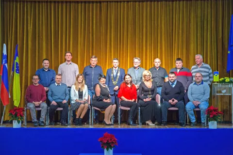 Petnajstčlanski občinski svet z županom Acom Francem Šuštarjem, ki začenja svoj četrti mandat / Foto: Aleš Senožetnik / Foto: 
