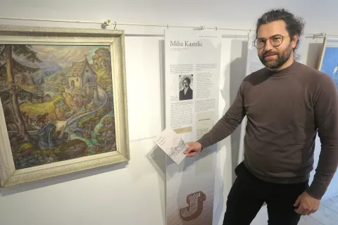 Gašper Peternel na razstavi v ospredje postavlja zavzemanje različno mislečih ljudi za skupen cilj. / Foto: Igor Kavčič / Foto: 