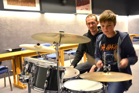 Jure Anžič in njegov učitelj bobnov Gregor Plamberger/ Foto: Maja Bertoncelj / Foto: 