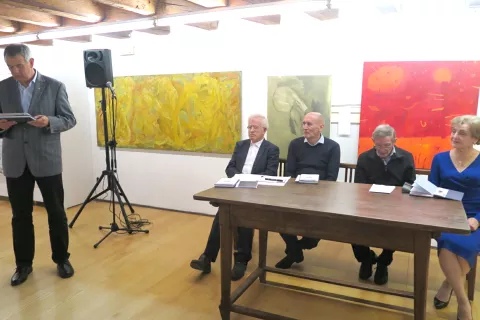 Aleksander Igličar je v Miheličevi galeriji predstavil gosta kulturnega večera psihiatra in pesnika Marka Pišljarja. / Foto: Vilma Stanovnik / Foto: 