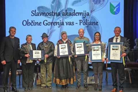 Letošnji občinski nagrajenci z županom / Foto: Gorazd Kavčič / Foto: 
