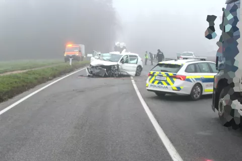 Pri prehitevanju izven Godešiča je voznik osebnega vozila trčil v dve vozili, ki sta pripeljali nasproti. / Foto: PU Kranj / Foto: 