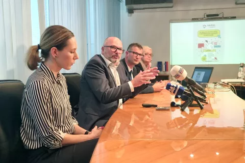 O spletnih goljufijah so spregovorili (z leve): Jasmina Mesić (Varni na spletu), Gorazd Božič (SI-CERT), Dravid Gracer (Policija) in Stanislava Zadravec Caprirolo (ZBS). / Foto: Simon Šubic / Foto: 