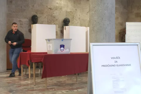 Predčasno glasovanje na vseh treh referendumih bo potekalo še jutri. / Foto: Gorazd Kavčič / Foto: 