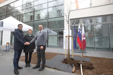 Župan Matjaž Rakovec, nekdanja ravnateljica Fani Bevk in zdajšnji ravnatelj Marko Popit / Foto: Gorazd Kavčič / Foto: 