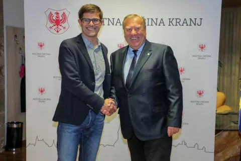 V edini gorenjski mestni občini, Kranju, bo potreben drugi krog županskih volitev. Vanj sta se, kot smo pravilno napovedali v Gorenjskem glasu, uvrstila aktualni župan Matjaž Rakovec (kandidat SD) in Ivo Bajec (SDS, NSi, SLS in Zeleni Slovenije). V Kranju bodo4. decembra izvedli tudi svetovalna referenduma za spremembo območij štirih krajevnih skupnosti. / Foto: Tina Dokl / Foto: 