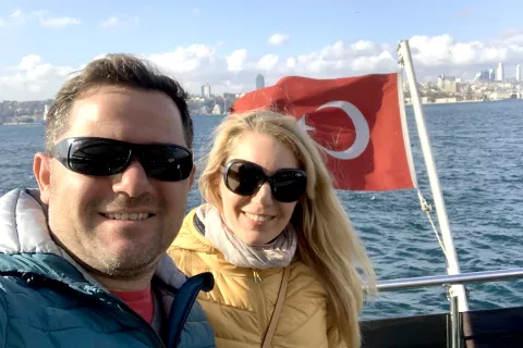 Rok in Nina na ladji, ki ju je v nedeljo odpeljala v napačno smer, zaradi česar sta na koncu tudi obiskala trg Taksim in ulico Istiqlal / Foto: Rok Kadunc / Foto: 