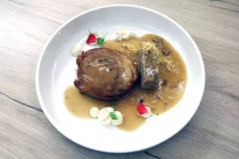 Glavna jed menija zanj: svinjina z ajdovo panakoto, gobov ragu, krema iz zelene, poprov prah / Foto: Alenka Brun / Foto: 