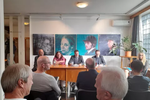 Višji sekretar na Uradu vlade za Slovence v zamejstvu in po svetu Rudi Merljak, državna sekretarka Vesna Humar, minister Matej Arčon in generalni konzul Republike Slovenije v Celovcu dr. Anton Novak (od leve) med torkovim pogovorom v Celovcu z zastopniki slovenskih organizacij / Foto: Jože Košnjek / Foto: 