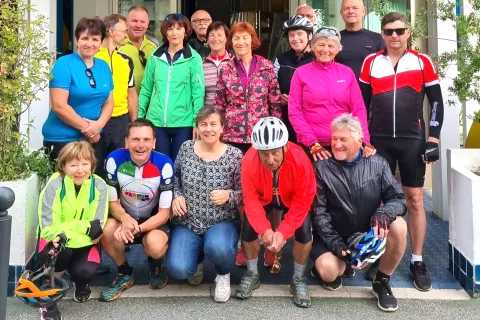 Naša druga skupina pred hotelom, kjer smo bili nastanjeni. / Foto: 