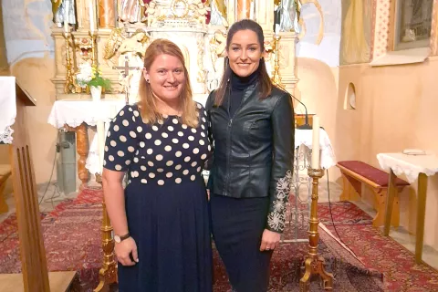 Marta Habe in Katja Križnar pred glavnim oltarjem taborske cerkve v Podbrezjah / Foto: Jože Košnjek / Foto: 