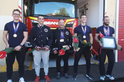 Slovenska gasilska ekipa, ki je v ZDA osvojila tretje mesto. Patrik Štefelin je prvi z leve. / Foto: Gorazd Kavčič / Foto: 