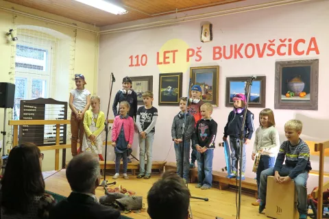 Ob visokem jubileju Podružnične šole Bukovščica so se skupaj na odru predstavili vsi učenci in s programom navdušili številne obiskovalce. / Foto: Vilma Stanovnik / Foto: 