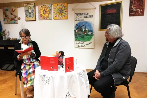Ob izidu nagrajene pesniške zbirke: Cvetka Bevc in urednik založbe Volosov hram Robert Titan Felix / Foto: arhiv Slavka Mežka / Foto: 
