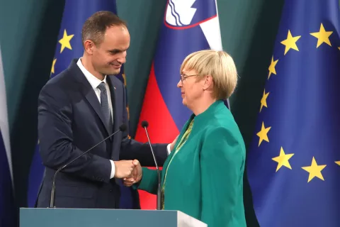 Zmagovalca prvega kroga predsedniških volitev Anže Logar in Nataša Pirc Musar sta si po danih izjavah v medijskem središču v Ljubljani čestitala tudi osebno. / Foto: Gorazd Kavčič / Foto: 
