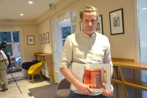 Gorazd Potočnik, priljubljen vrhunski slaščičarski mojster, s svojo prvo knjigo Čokolada, v kateri na 208 straneh predstavlja odlične čokoladne recepte / Foto: Maja Bertoncelj / Foto: 